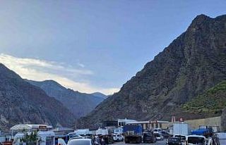 Artvin-Yusufeli karayolu heyelan nedeniyle ulaşıma...