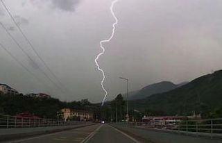 Artvin’de yıldırım düşme anı araç kamerasına...