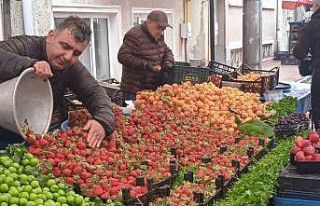 Aşırı yağışlar tezgahlardaki meyve ve sebzeyi...