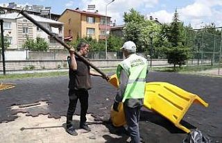 Ateşe verilmişti, belediye ekipleri çocuk parkını...