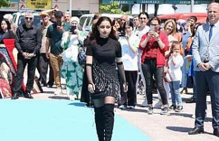 Atık malzemelerden kıyafet defilesi