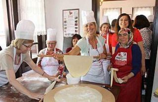 Avrupalı akademisyenler hamur açıp mantı yaptı