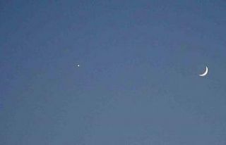 Ay ile yıldızın gökyüzünde buluşması Taksim’de...