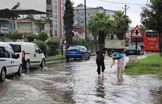 Aydın yağmura teslim oldu, şehir yaz ortasında...