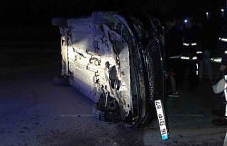 Aydınlatma direğine çarpan otomobildeki 2 kişi...