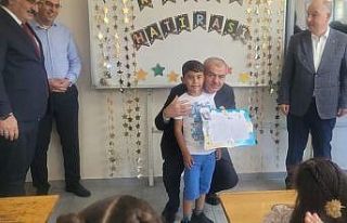 Aydınlı çocuklar karne sevincini depremzede arkadaşları...