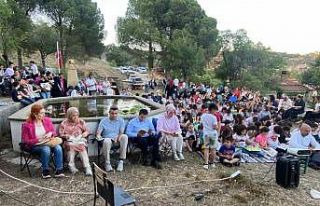 Ayvacık’ta 500 kişi aynı anda kitap okudu