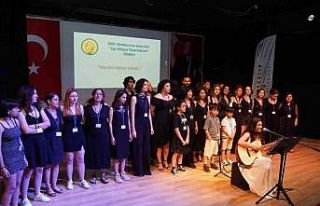 Ayvalık Belediye Tiyatrosu’na iki ödül daha geldi