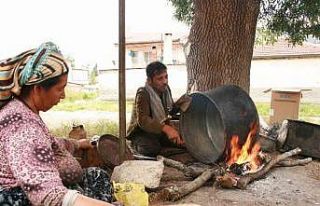 Babasından öğrendiği kalaycılık mesleğini köy...
