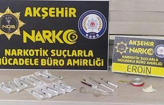 Bahçe arasında uyuşturucu kullanırken polise yakalandılar