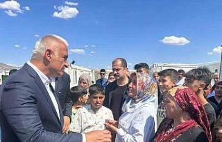 Bakan Ersoy konteyner kentte kalan depremzedelerle...