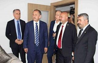 Bakan Özhaseki, örnek daireyi ve inşaatları inceledi