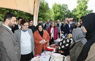 Bakan Yanık Kağıthaneli üreten kadınlarla bir...