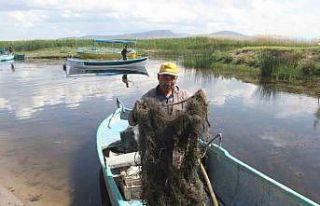 Balıkçılar gölde yasak sezonda hayalet ağ avlıyor