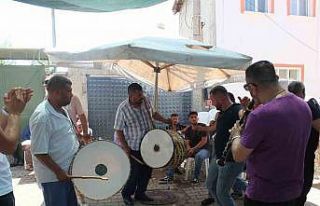 Balıkesir’de davullu klarnetli keşkek dövme geleneği...