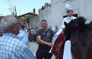 Balıkesirli gençler 70 yıllık ipek bayrakla törenlere...