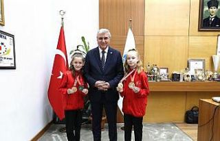 Balkan şampiyonu gençlere bisiklet hediyesi