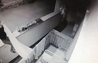 Balkondaki çamaşırı çalan şahıslar güvenlik...