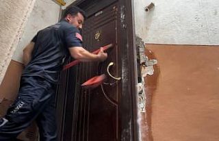 Balyoz kırıldı, çelik kapı kırılmadı, ev sahibinin...