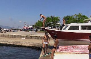 Bandırma’nın sahillerinde denize girmek istiyorlar