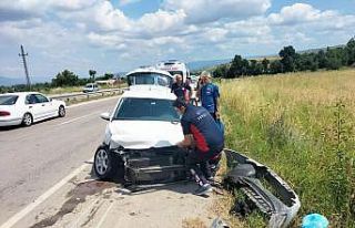 Bariyerlere çarpan araçta bulunan 4 kişi yaralandı