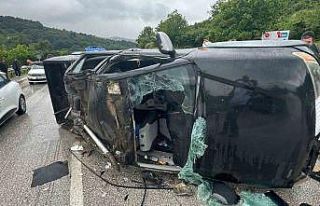 Bariyerlere çarpıp devrildi: 2 yaralı