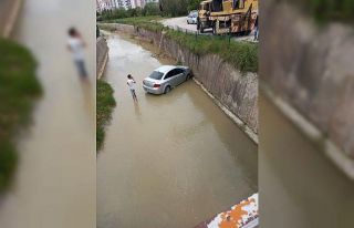 Bariyerleri aşan otomobil dereye uçtu