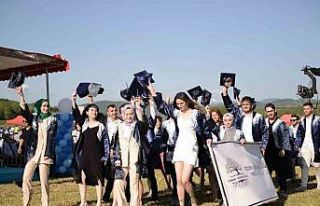 BARÜ’de binlerce öğrenci mezun olmanın gururunu...