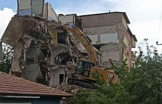 Baş kısmına moloz parçası fırlayan operatör...