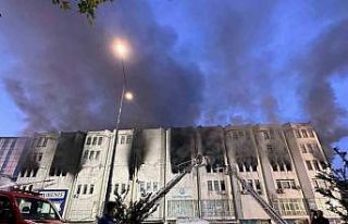 Başakşehir’de 6 katlı iş hanında yangın: Mahsur...