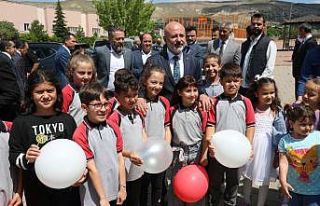 Başkan Çolakbayrakdar, karne sevinci yaşayan öğrencileri...