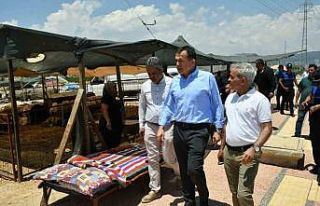 Başkan Özyiğit, kurban satış alanını inceledi