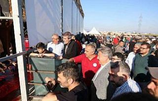 Başkan Palancıoğlu, kurban pazarında vatandaşlarla...