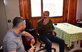 Başkan Soner Çetin kursiyerlerle türkü söyledi