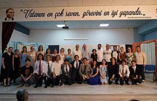 Başkan Uzundemir liselilerin tiyatro oyununu izledi