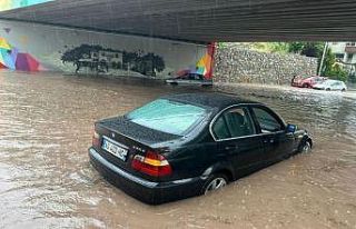 Başkentte 2 araç alt geçitte sular altında kaldı