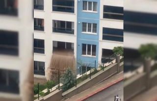 Başkent’te su basan dairenin eşyaları dışarı...