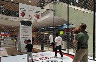 Basketbol şut yarışmasında babalar ve çocukları...