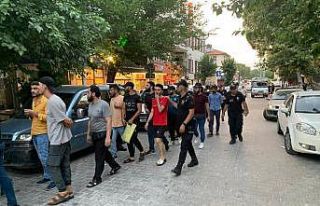 Basmane’de 120 düzensiz göçmen yakalandı