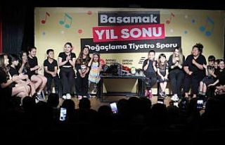 Bayraklılı tiyatrocular ayakta alkışlandı