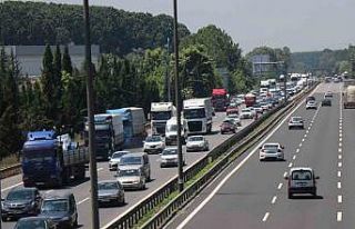 Bayram göçünde otoyolun Sakarya geçişinde akıcı...