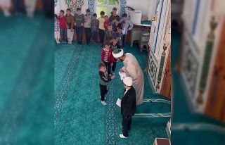 Bayram namazına gelen çocuklara sürpriz