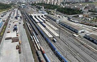 Bayram tatili nedeniyle trenlere vagonların eklenmesi...