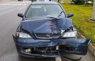 Bayram ziyaretine giden polis ve ailesi kazada yaralandı