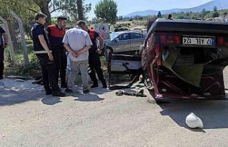 Bayramiç’te virajı alamayarak devrilen otomobildeki...