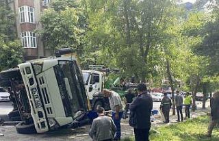 Bayrampaşa’da kamyon devrildi, genç kadın yaralandı:...