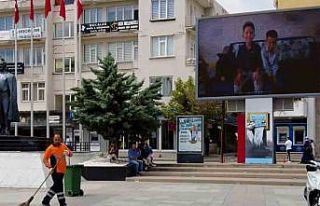 Belediye işçisine meydandaki dev ekrandan sürpriz...