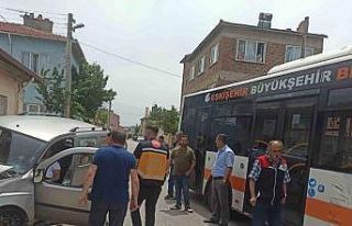 Belediye otobüsü hafif ticari araca çarptı: 1...