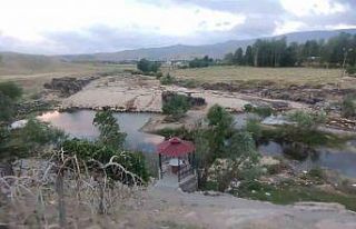 Bendimahi Çayı kurudu, yavru inci kefalleri mahsur...