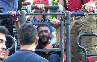 Beyoğlu’nda intihar etmek isteyen şahsı polis...